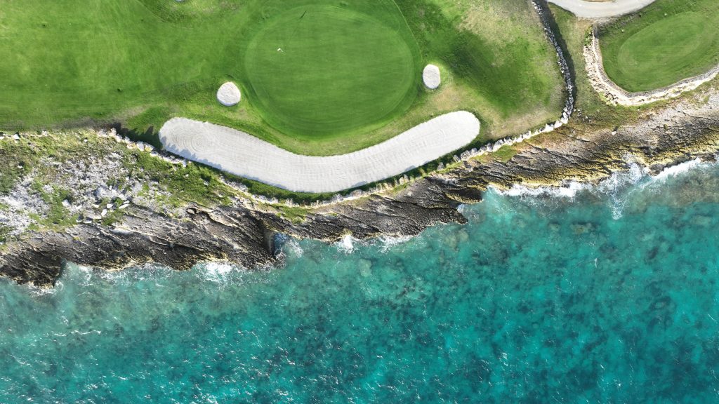 Old Quarry Golf Course Curaçao - Top view of the smiley face at the green on hole 1